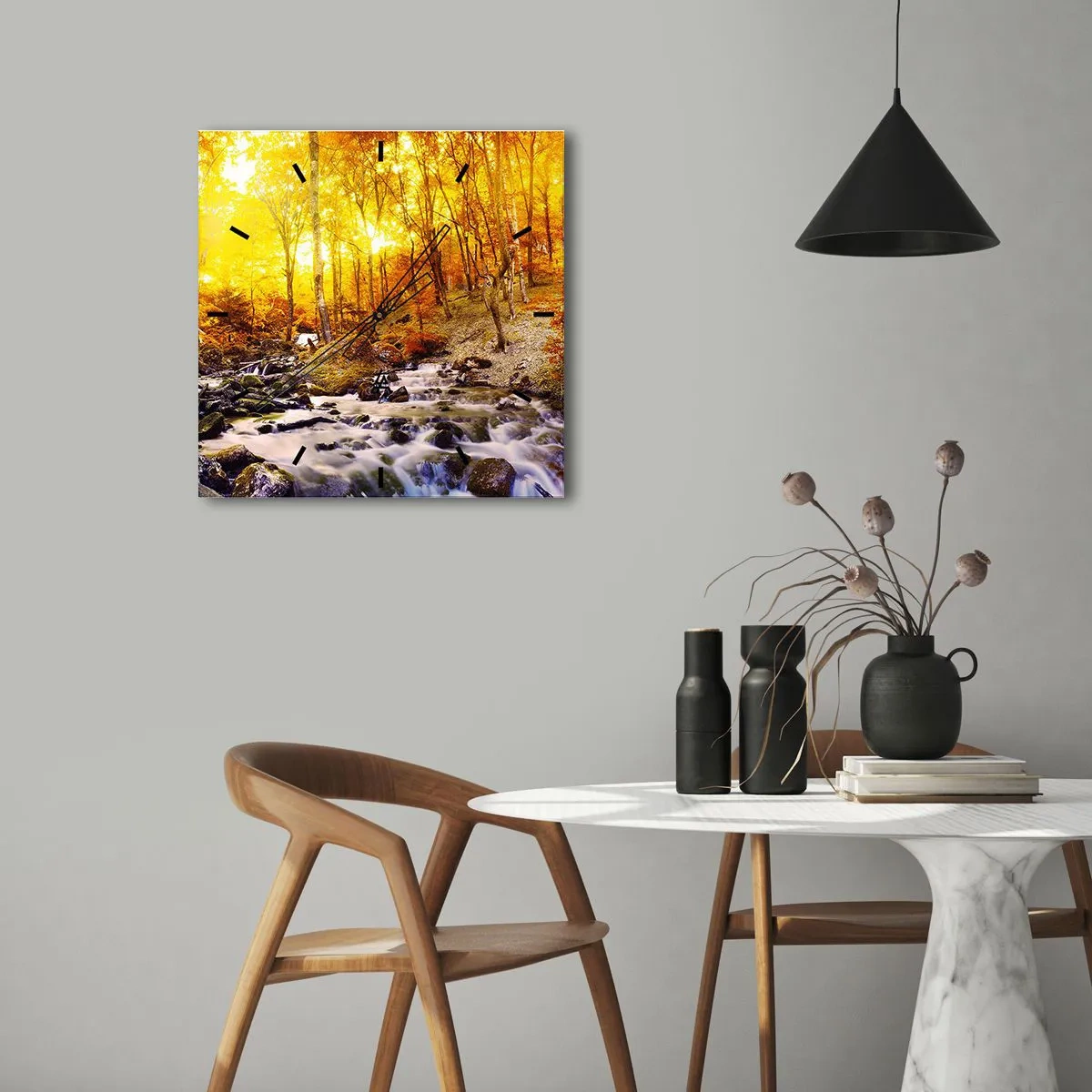 Zegar ścienny - Jesienny las z potokiem wśród złotych liści - 30x30cm - Kamienie oprawne w złoto i platynę - Nowoczesna dekoracja ścienna do salonu i sypialni ARTTOR