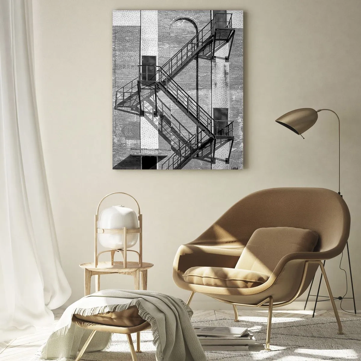 Obraz na szkle - Czarno-biała fotografia metalowych schodów przeciwpożarowych na ceglanej ścianie - 80x120cm - Industrialny styl - Nowoczesna dekoracja ścienna do salonu i sypialni ARTTOR