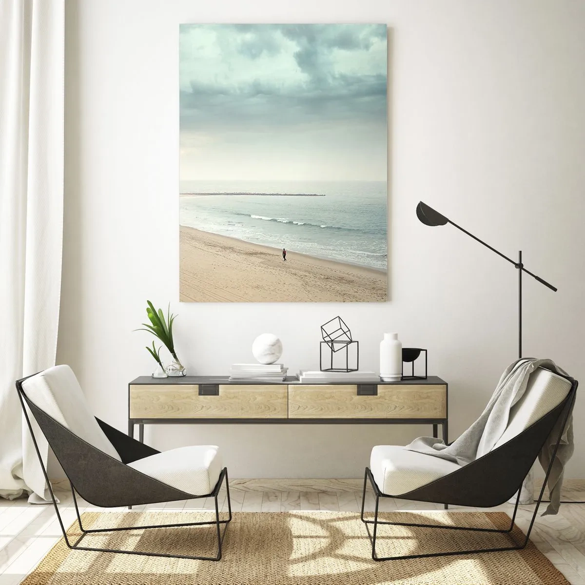 Obraz na szkle - Samotna postać na opustoszałej plaży przy spokojnym morzu - 80x120cm - w poszukiwaniu spokoju - Nowoczesna dekoracja ścienna do salonu i sypialni ARTTOR