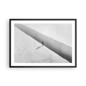 Plakat w czarnej ramie - Samotna postać nad głęboką przepaścią w monochromatycznej scenerii - 70x50cm - Jasny cel - Nowoczesna dekoracja ścienna do salonu i sypialni ARTTOR