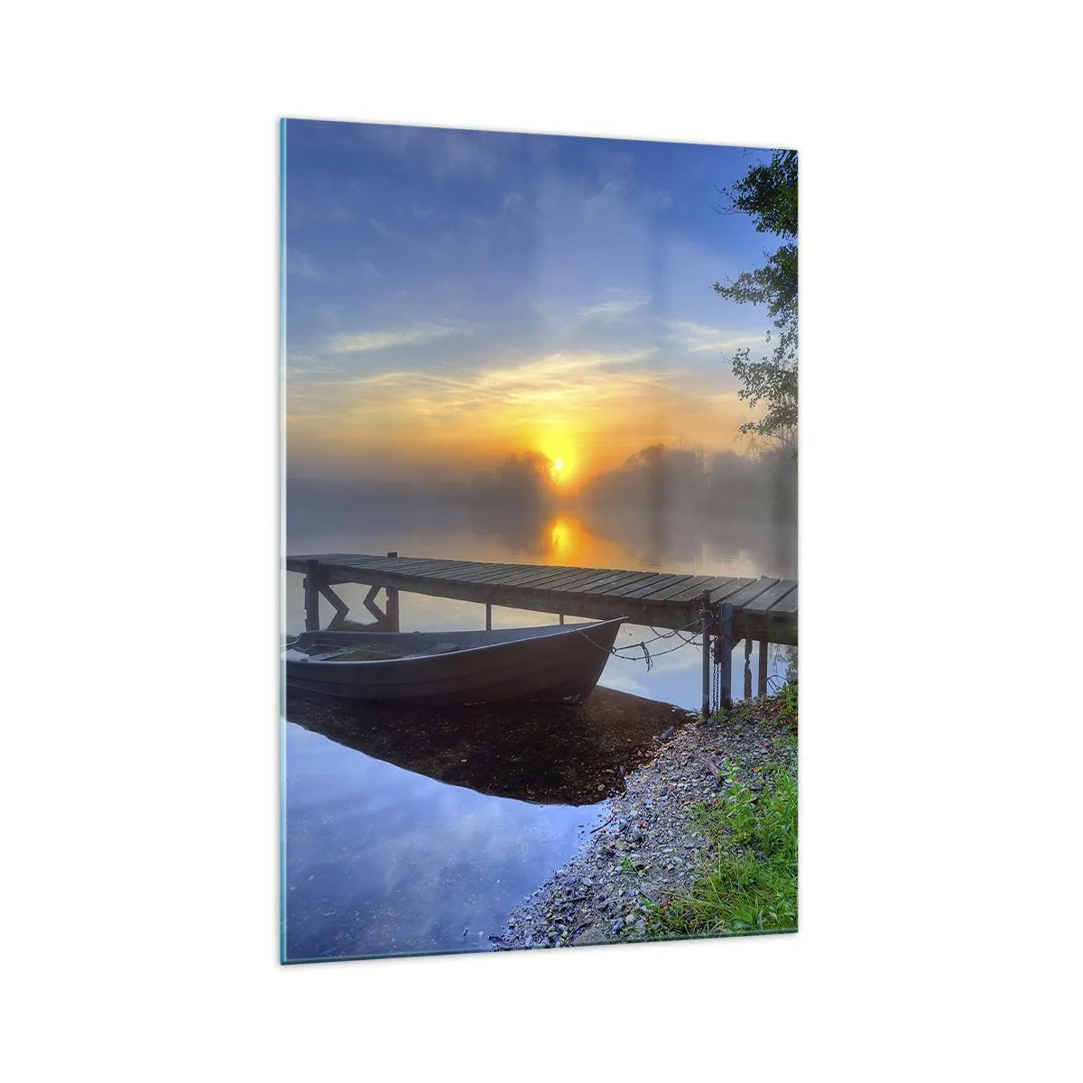 Obraz na szkle - Pomost nad jeziorem o wschodzie słońca z łodzią przy brzegu - 70x100cm - Jak zwyczajne zamienia się w magiczne - Nowoczesna dekoracja ścienna do salonu i sypialni ARTTOR