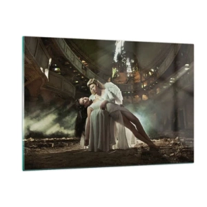 Obraz na szkle - Postać anioła trzymająca kobietę w ruinach budynku - 120x80cm - Duch starego teatru - Nowoczesna dekoracja ścienna do salonu, kuchni i sypialni ARTTOR