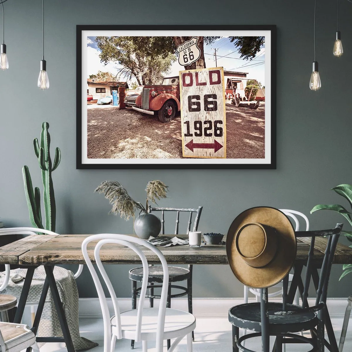 Plakat w czarnej ramie - Retro samochód i znak Route 66 w rustykalnym otoczeniu - 70x50cm - Legenda amerykanskiej prowincji - Nowoczesna dekoracja ścienna do salonu i sypialni ARTTOR