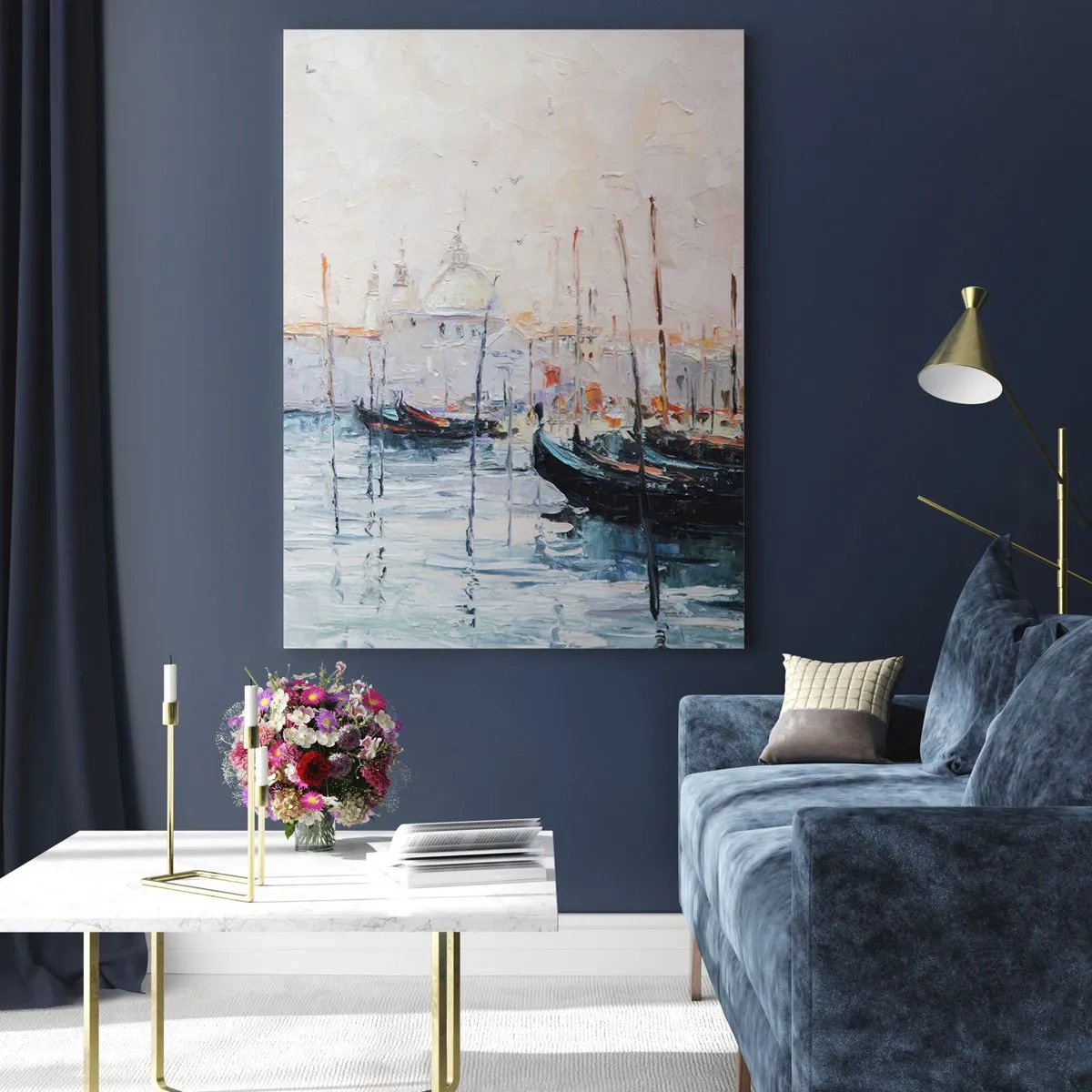 Obraz na szkle - Impresjonistyczny pejzaż z łodziami i budynkami - 50x70cm - Za wodą, za mgłą - Nowoczesna dekoracja ścienna do salonu, kuchni i sypialni ARTTOR