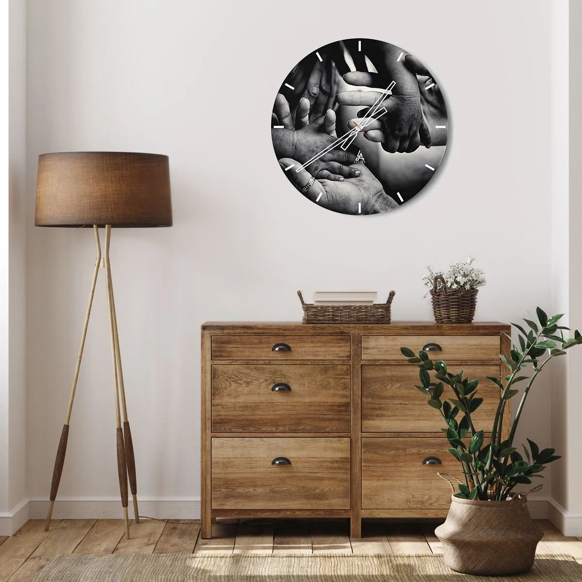 Zegar ścienny - Dotykające się dłonie w geście jedności - 30x30cm - Być człowiekiem - Nowoczesna dekoracja ścienna do salonu, kuchni i sypialni ARTTOR