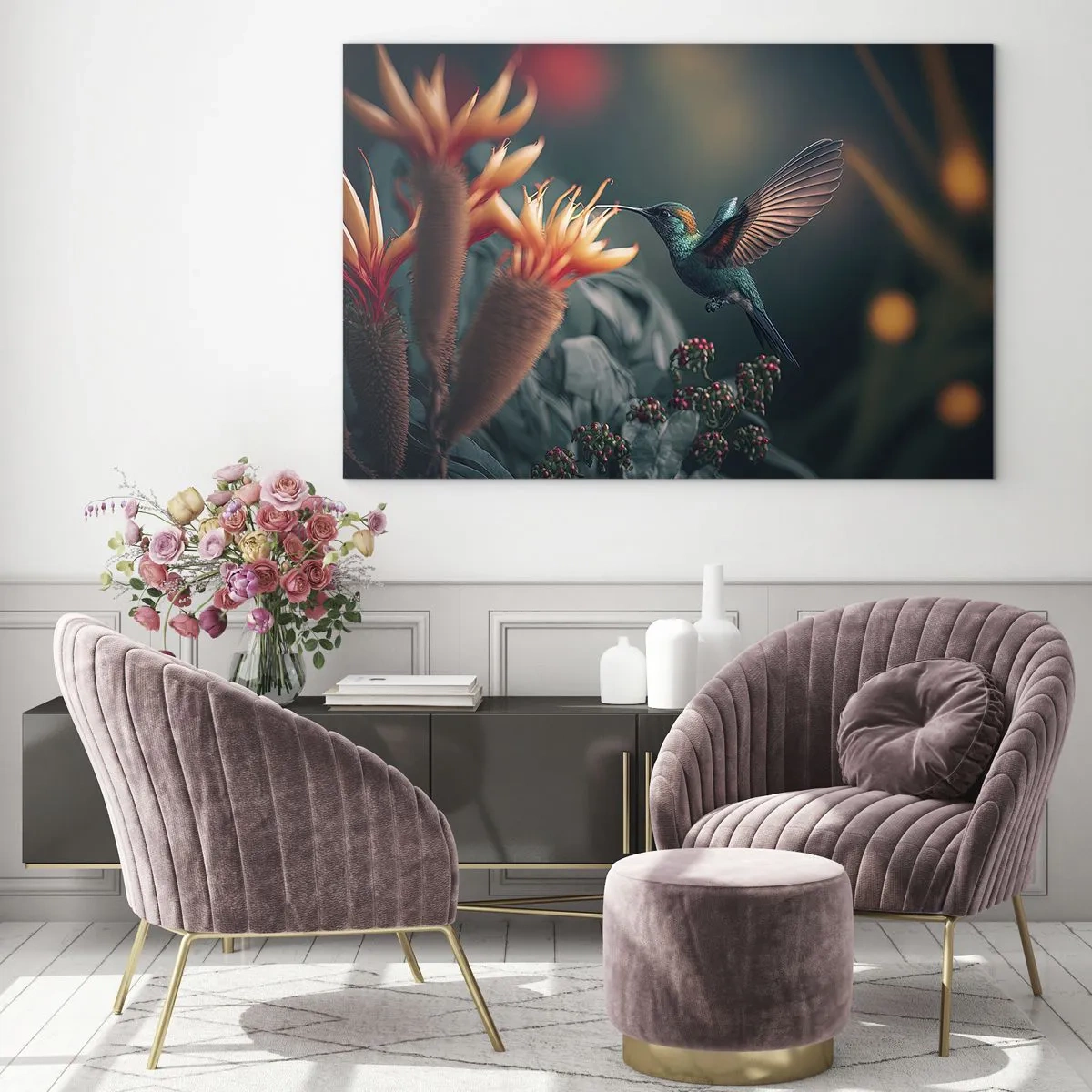 Obraz na szkle - Koliber unoszący się przy egzotycznych kwiatach wśród liści - 70x50cm - naprawdę barwne życie - Nowoczesna dekoracja ścienna do salonu i sypialni ARTTOR