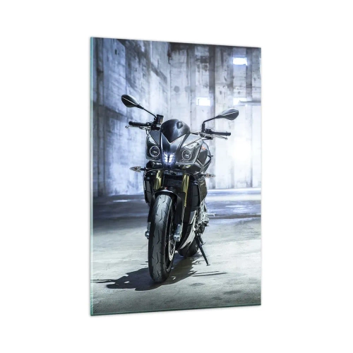 Obraz na szkle - Nowoczesny motocykl w industrialnym wnętrzu - 80x120cm - Zanim zawyje silnik - Nowoczesna dekoracja ścienna do salonu i sypialni ARTTOR