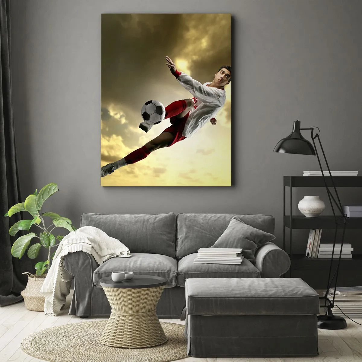 Obraz na płótnie - Piłkarz w dynamicznej akcji z piłką na tle nieba - 50x70cm - Piłkarskie niebo - Nowoczesna dekoracja ścienna do salonu, kuchni i sypialni ARTTOR