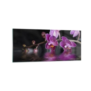 Obraz na szkle - Fioletowe orchidee nad spokojną wodą na tle czarnym - 120x50cm - Liliowe odbicie piękna - Nowoczesna dekoracja ścienna do salonu i sypialni ARTTOR