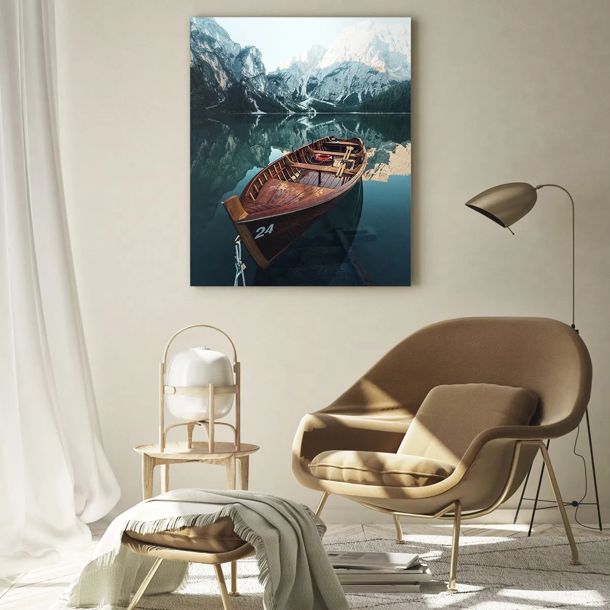 Obraz na szkle - Drewniana łódka na spokojnym jeziorze otoczonym górami - 70x100cm - Jak na szkle malowane - Nowoczesna dekoracja ścienna do salonu i sypialni ARTTOR