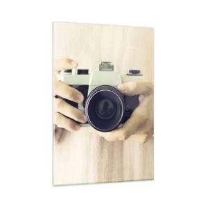 Obraz na szkle - Retro aparat fotograficzny trzymany w dłoniach na jasnym tle - 80x120cm - By widzieć więcej… - Nowoczesna dekoracja ścienna do salonu i sypialni ARTTOR
