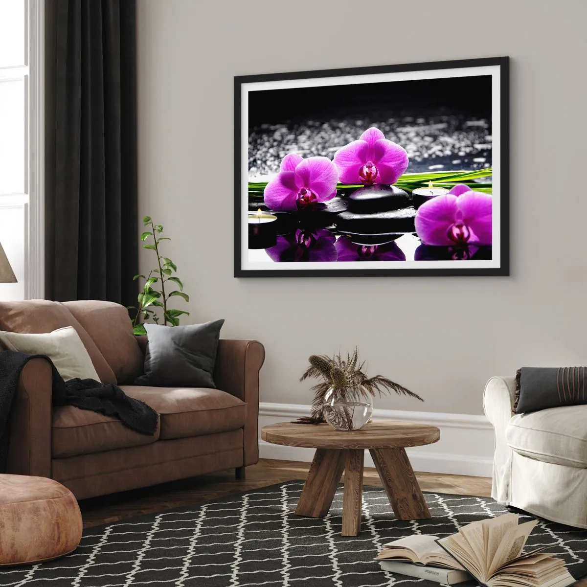 Plakat w czarnej ramie - Fioletowe orchidee na tle kamieni i świeczek w relaksacyjnej scenerii - 70x50cm - Utonąć w ciszy i spokoju - Nowoczesna dekoracja ścienna do salonu i sypialni ARTTOR