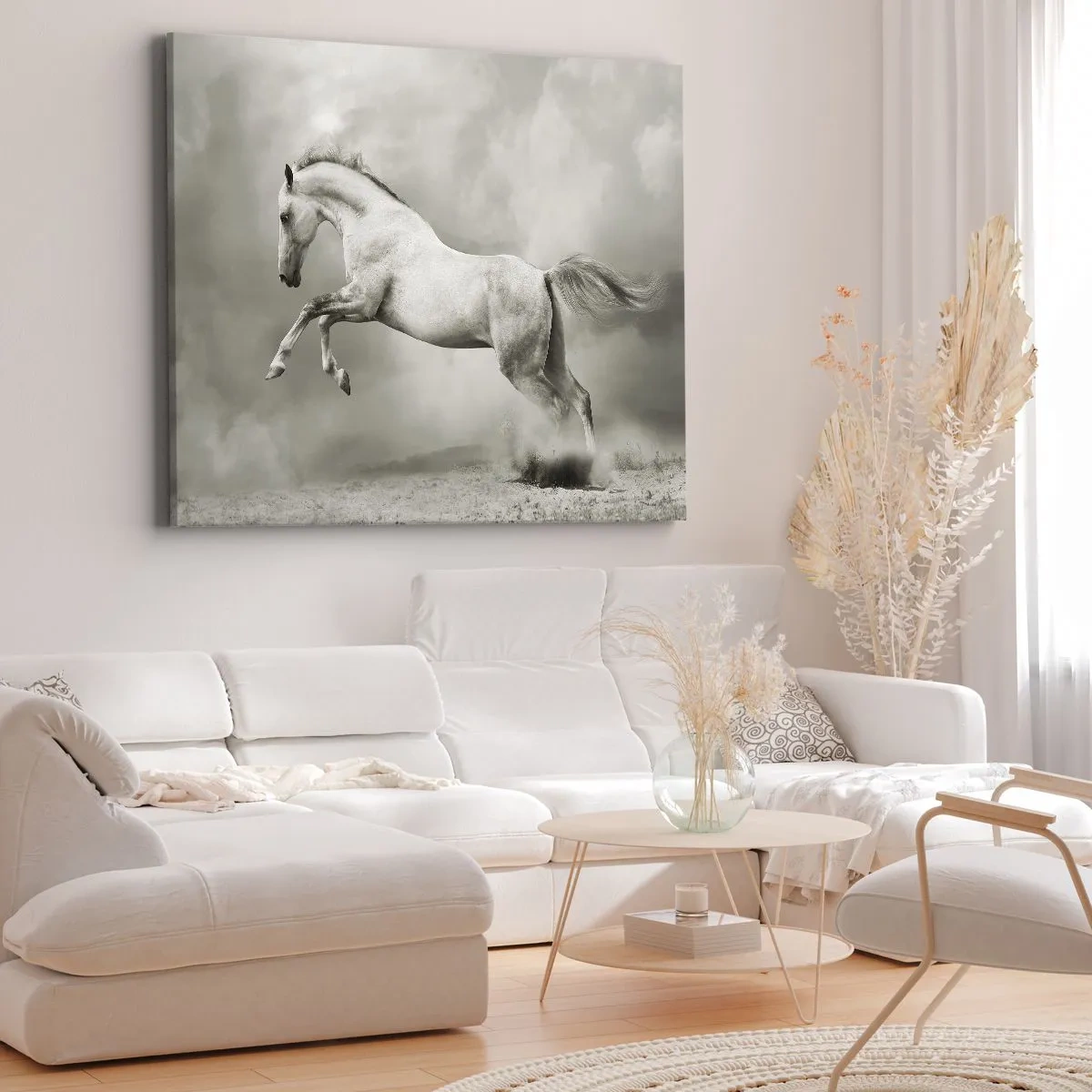 Obraz na płótnie - Biały koń w dynamicznym skoku na tle mglistych chmur - 100x70cm - Między jawą a snem - Nowoczesna dekoracja ścienna do salonu, kuchni i sypialni ARTTOR