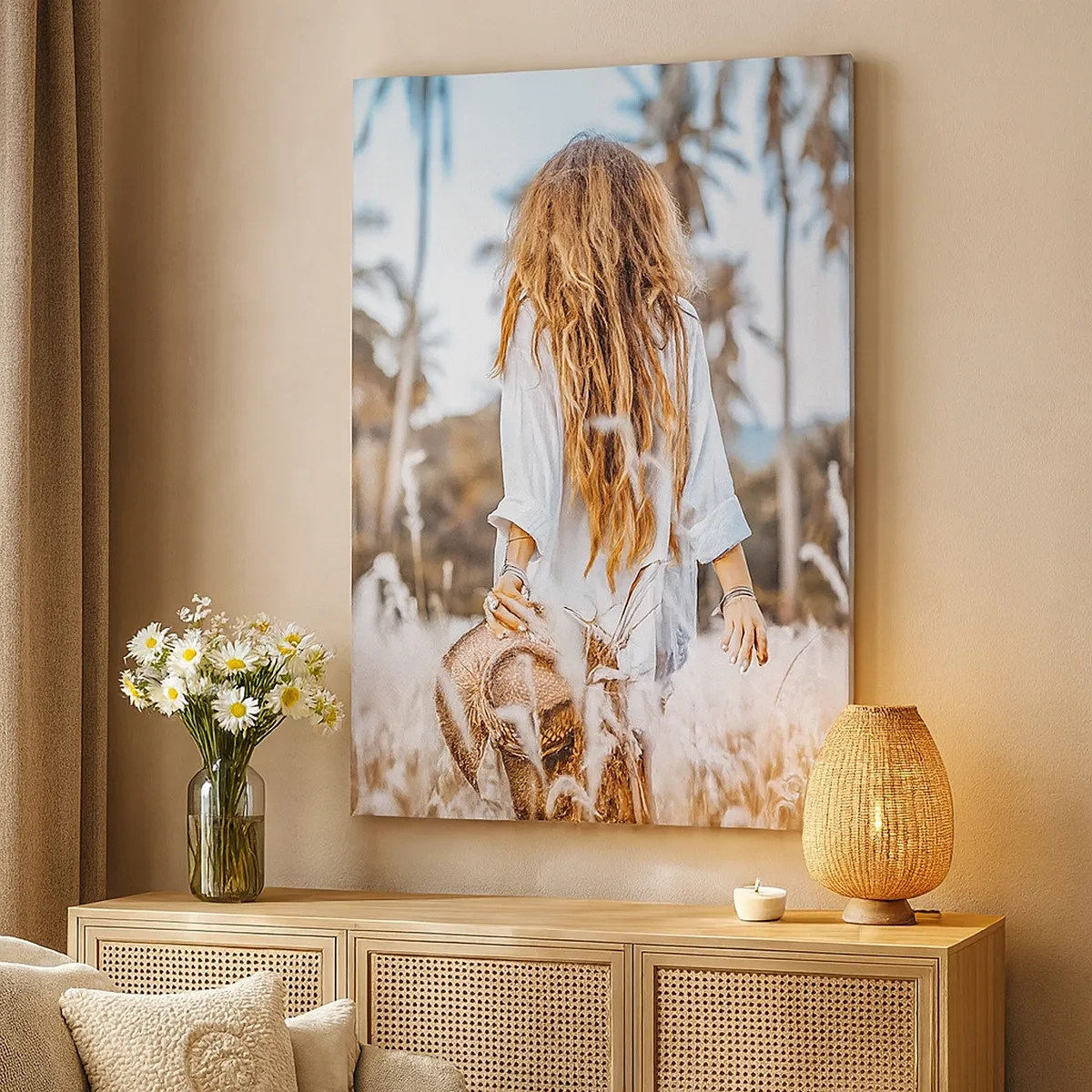 Obraz na płótnie - Kobieta z długimi włosami spacerująca po polu traw w otoczeniu palm - 50x70cm - Zrodzona z puchu traw - Nowoczesna dekoracja ścienna do salonu, kuchni i sypialni ARTTOR