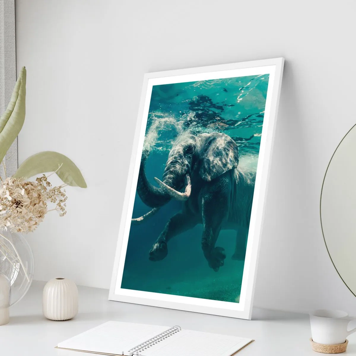 Plakat w białej ramie - Wszyscy lubią pływać - 50x70 cm