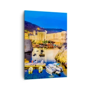 Obraz na płótnie - Malowniczy port nocą z oświetlonymi budynkami - 70x100cm - Rozświetlona noc nad Adriatykiem - Nowoczesna dekoracja ścienna do salonu i sypialni ARTTOR