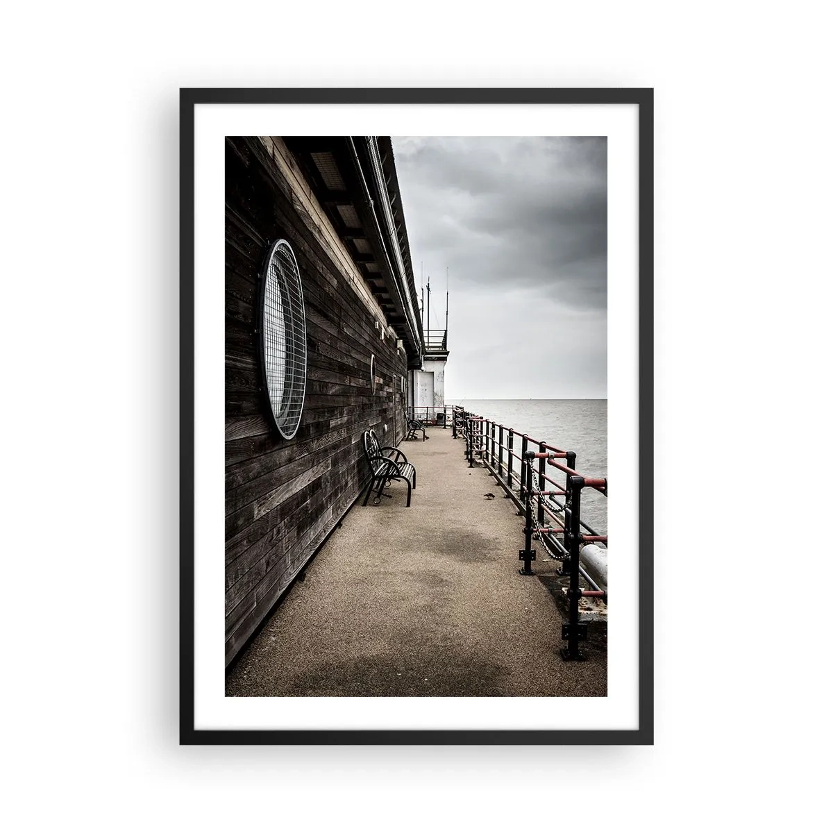 Plakat w czarnej ramie - Drewniane molo z ławkami przy spokojnym morzu - 50x70cm - Czas zatrzymany - Nowoczesna dekoracja ścienna do salonu i sypialni ARTTOR