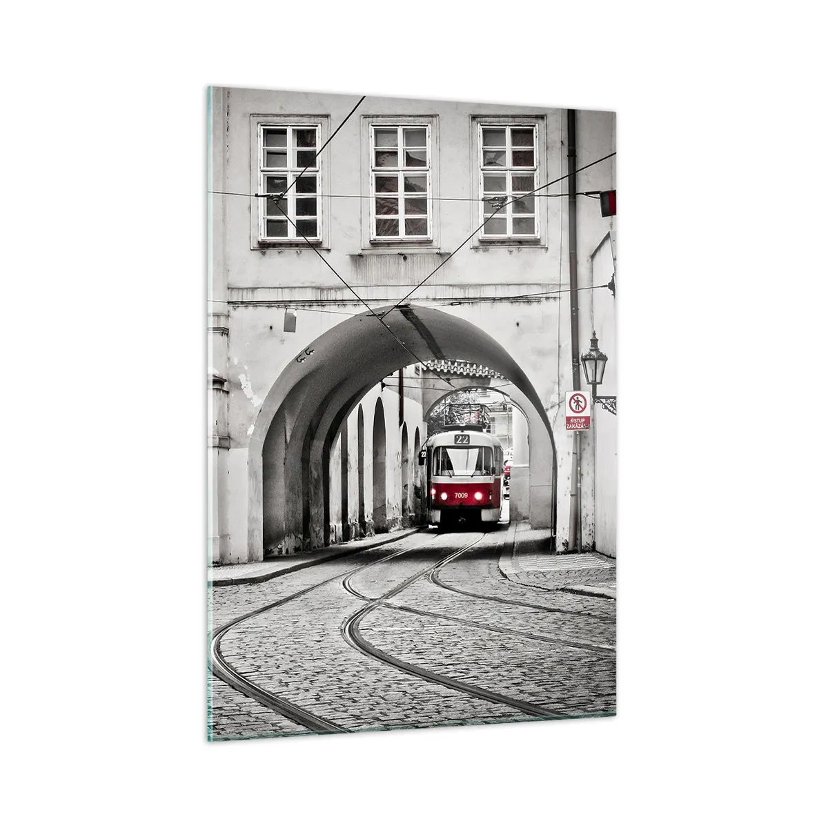 Obraz na szkle - Czarno-biały tramwaj w starej uliczce - 50x70cm - Przez miejski labirynt - Nowoczesna dekoracja ścienna do salonu, kuchni i sypialni ARTTOR