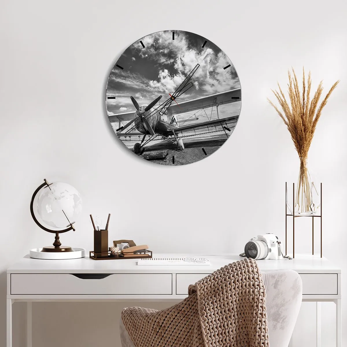 Zegar ścienny - Czarno-białe zdjęcie samolotu na tle chmur - 30x30cm - Nie mogę się doczekać! - Nowoczesna dekoracja ścienna do salonu, kuchni i sypialni ARTTOR