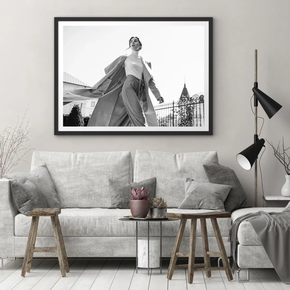 Plakat w czarnej ramie - Stylowa kobieta w płaszczu na tle architektury w czerni i bieli - 70x50cm - Idziesz ze mną? - Nowoczesna dekoracja ścienna do salonu i sypialni ARTTOR