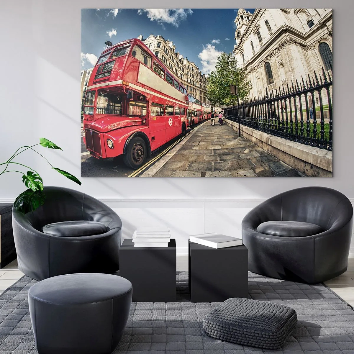Obraz na szkle - Czerwony autobus piętrowy w miejskiej scenerii - 70x50cm - Londyńska ulica w szarości i czerwieni - Nowoczesna dekoracja ścienna do salonu i sypialni ARTTOR
