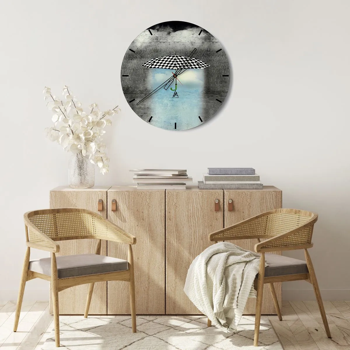 Zegar ścienny - Parasol w czarno-białą kratę na tle deszczowych chmur i błękitnego nieba - 30x30cm - A jednak możliwe - Nowoczesna dekoracja ścienna do salonu, kuchni i sypialni ARTTOR