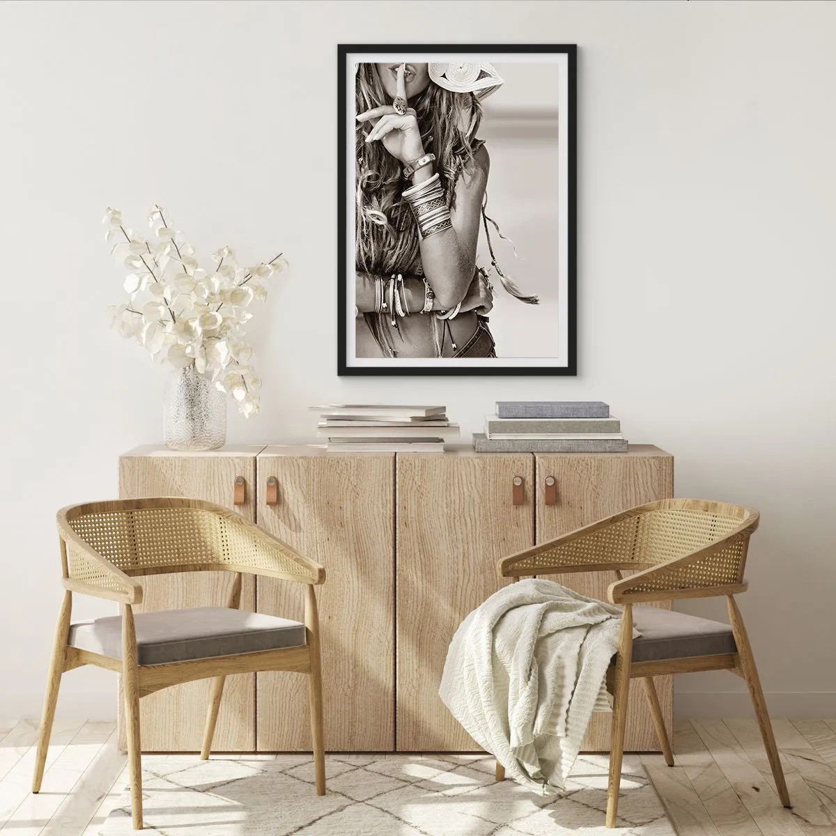 Plakat w czarnej ramie - Stylowa kobieta w biżuterii z gestem ciszy - 50x70cm - Jak to dziewczyna - Nowoczesna dekoracja ścienna do salonu i sypialni ARTTOR