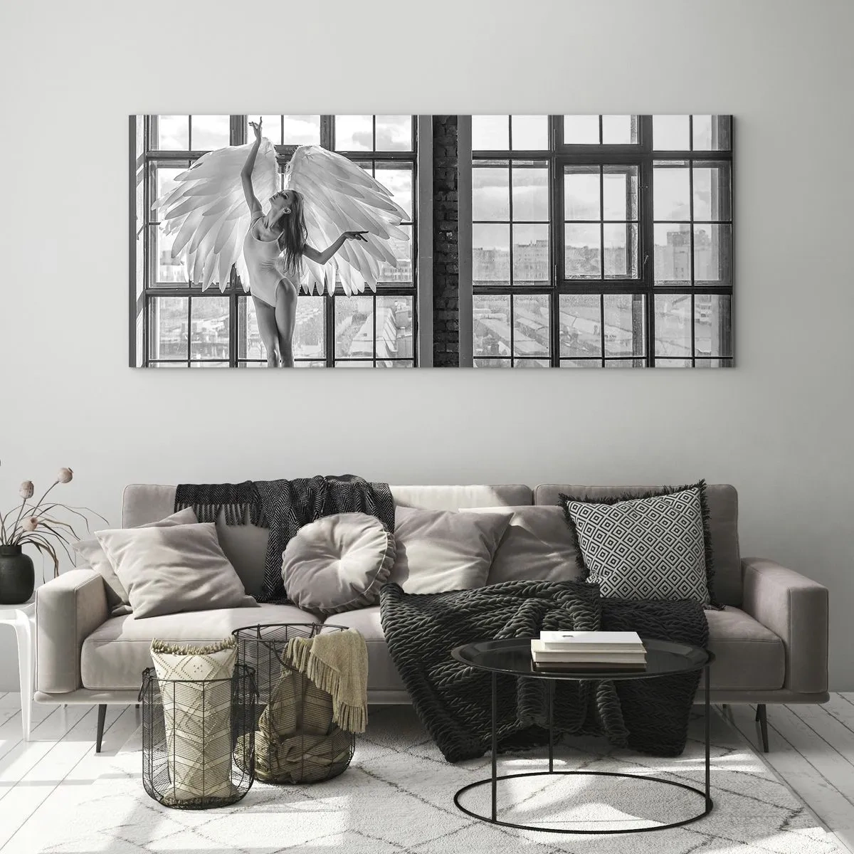 Obraz na szkle - Kobieta z anielskimi skrzydłami na tle loftowego okna - 120x50cm - Miasto aniołów? - Nowoczesna dekoracja ścienna do salonu i sypialni ARTTOR