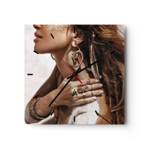 Zegar ścienny - Stylowa kobieta z biżuterią na tle jasnego piasku - 30x30cm - Królowa dzikiej plaży - Nowoczesna dekoracja ścienna do salonu i sypialni ARTTOR