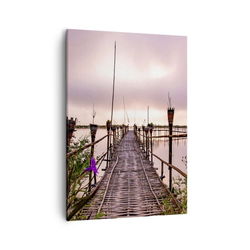 Obraz na płótnie - Bambusowe molo prowadzące na jezioro o świcie - 50x70cm - Spokój i cisza Azji - Nowoczesna dekoracja ścienna do salonu, kuchni i sypialni ARTTOR