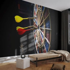 Fototapeta Standard Eco - Tarcza do darta z wbitymi lotkami na czarnym tle - 100x70cm - W samo sedno - Nowoczesna dekoracja ścienna do salonu i sypialni ARTTOR