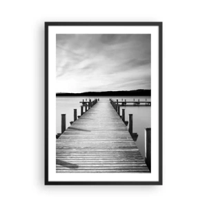 Plakat w czarnej ramie - Drewniany pomost nad spokojnym jeziorem w czerni i bieli - 50x70cm - U wodopoju – spokoju - Nowoczesna dekoracja ścienna do salonu i sypialni ARTTOR
