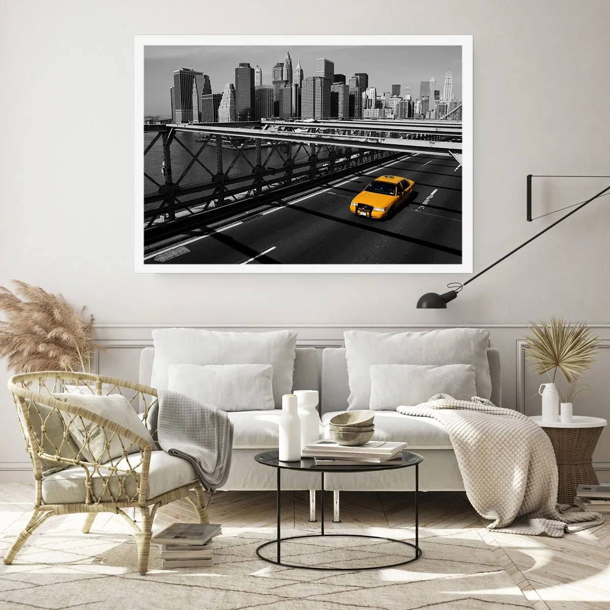 Plakat - Żółta taksówka na moście z panoramą Nowego Jorku - 100x70cm - Kolor wielkiego miasta - Nowoczesna dekoracja ścienna do salonu i sypialni ARTTOR