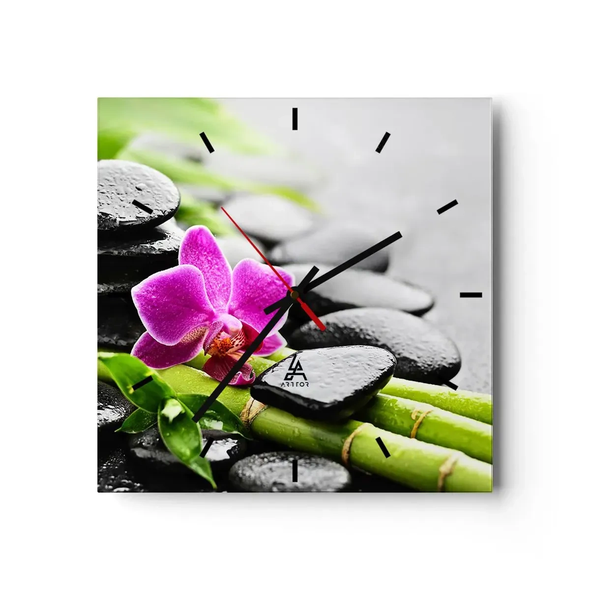 Zegar ścienny - Fioletowa orchidea, czarne kamienie i bambus w spokojnej kompozycji - 30x30cm - W spokojnej równowadze - Nowoczesna dekoracja ścienna do salonu i sypialni ARTTOR