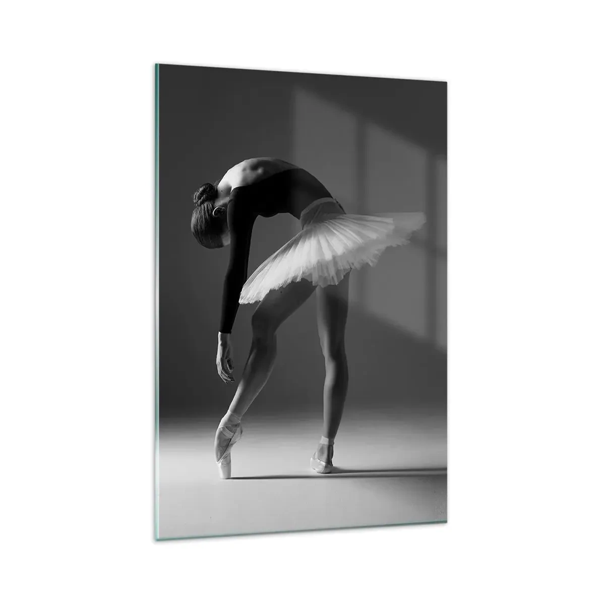 Obraz na szkle - Baletnica w eleganckiej pozie na czarno-białym tle - 80x120cm - Bella balerina - Nowoczesna dekoracja ścienna do salonu i sypialni ARTTOR