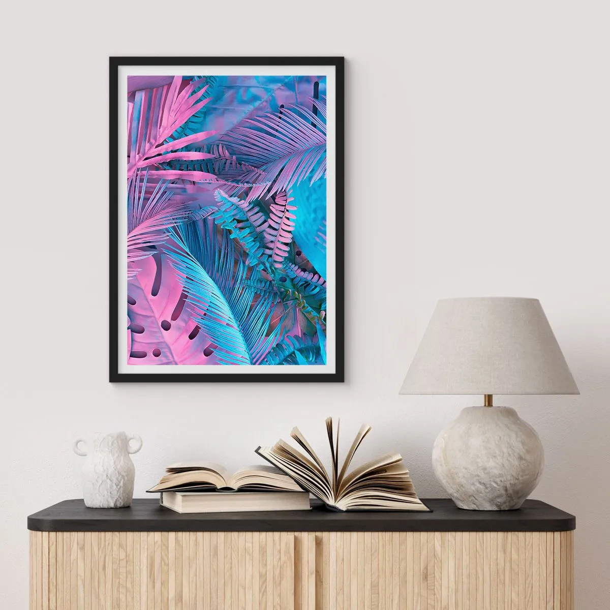 Plakat w czarnej ramie - Kolorowe liście tropikalne w neonowych odcieniach różu i błękitu - 50x70cm - Tropiki w różu i błękicie - Nowoczesna dekoracja ścienna do salonu i sypialni ARTTOR