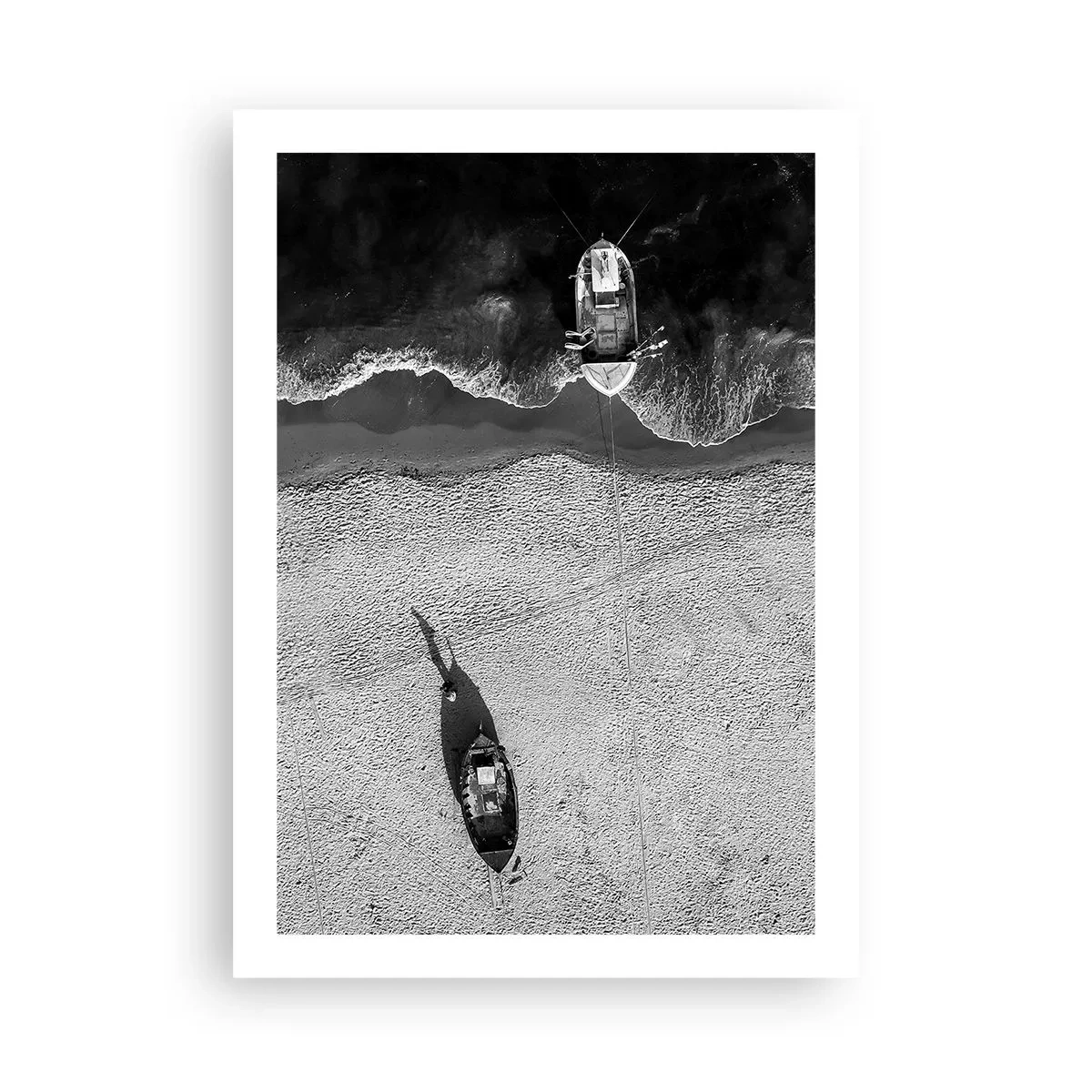 Plakat - Czarno-biała fotografia łodzi na plaży z lotu ptaka - 50x70cm - Jeszcze na brzegu… - Nowoczesna dekoracja ścienna do salonu, kuchni i sypialni ARTTOR