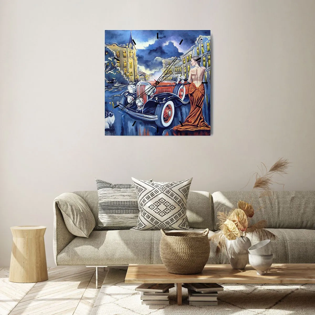 Zegar ścienny - Kobieta w eleganckiej sukni przy retro samochodzie nocą - 30x30cm - Nokturn w błękicie i koralu - Nowoczesna dekoracja ścienna do salonu i sypialni ARTTOR
