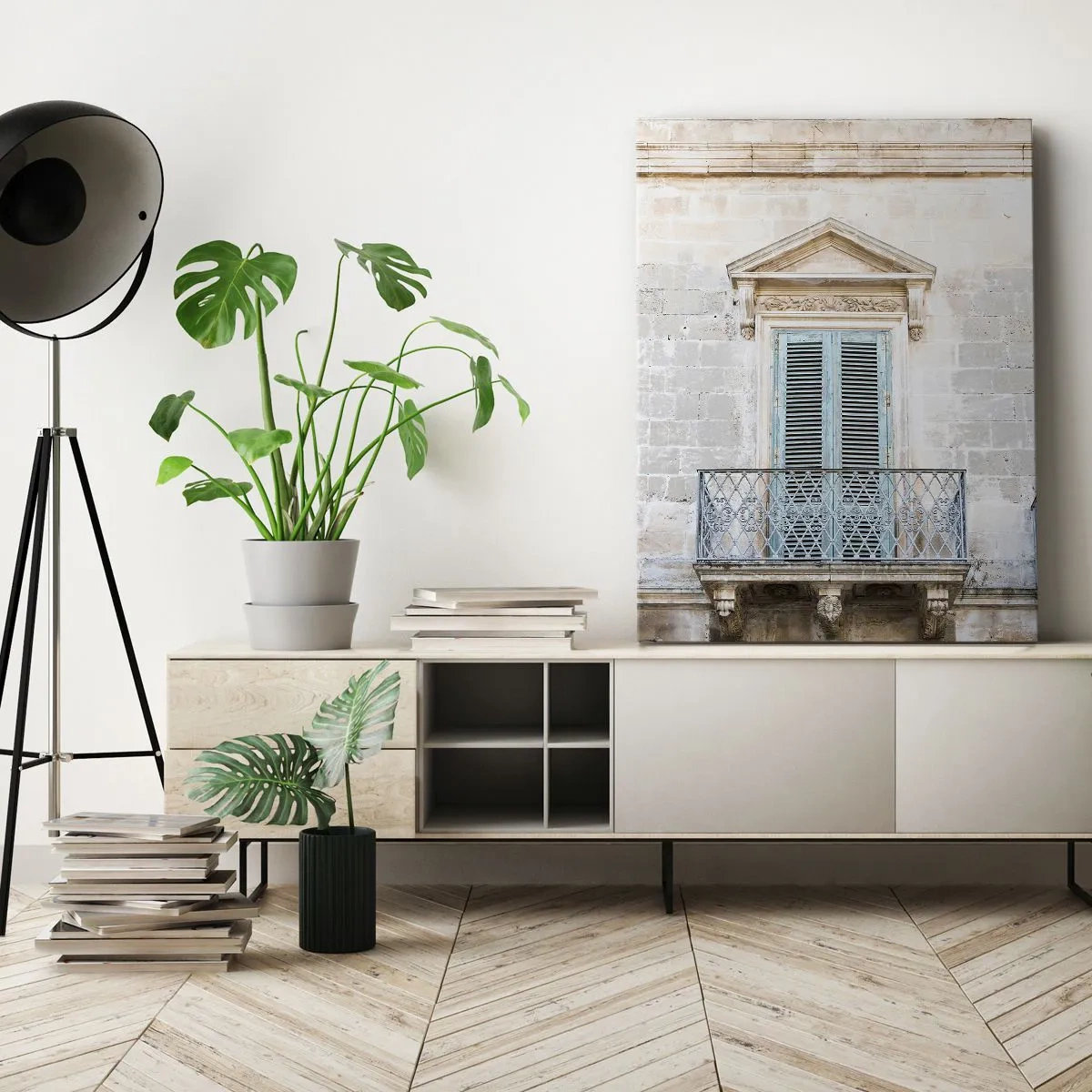 Obraz na płótnie - Zabytkowe okno z błękitnymi okiennicami i ozdobnym balkonem - 50x70cm - Niepowtarzalny urok Italii - Nowoczesna dekoracja ścienna do salonu, kuchni i sypialni ARTTOR