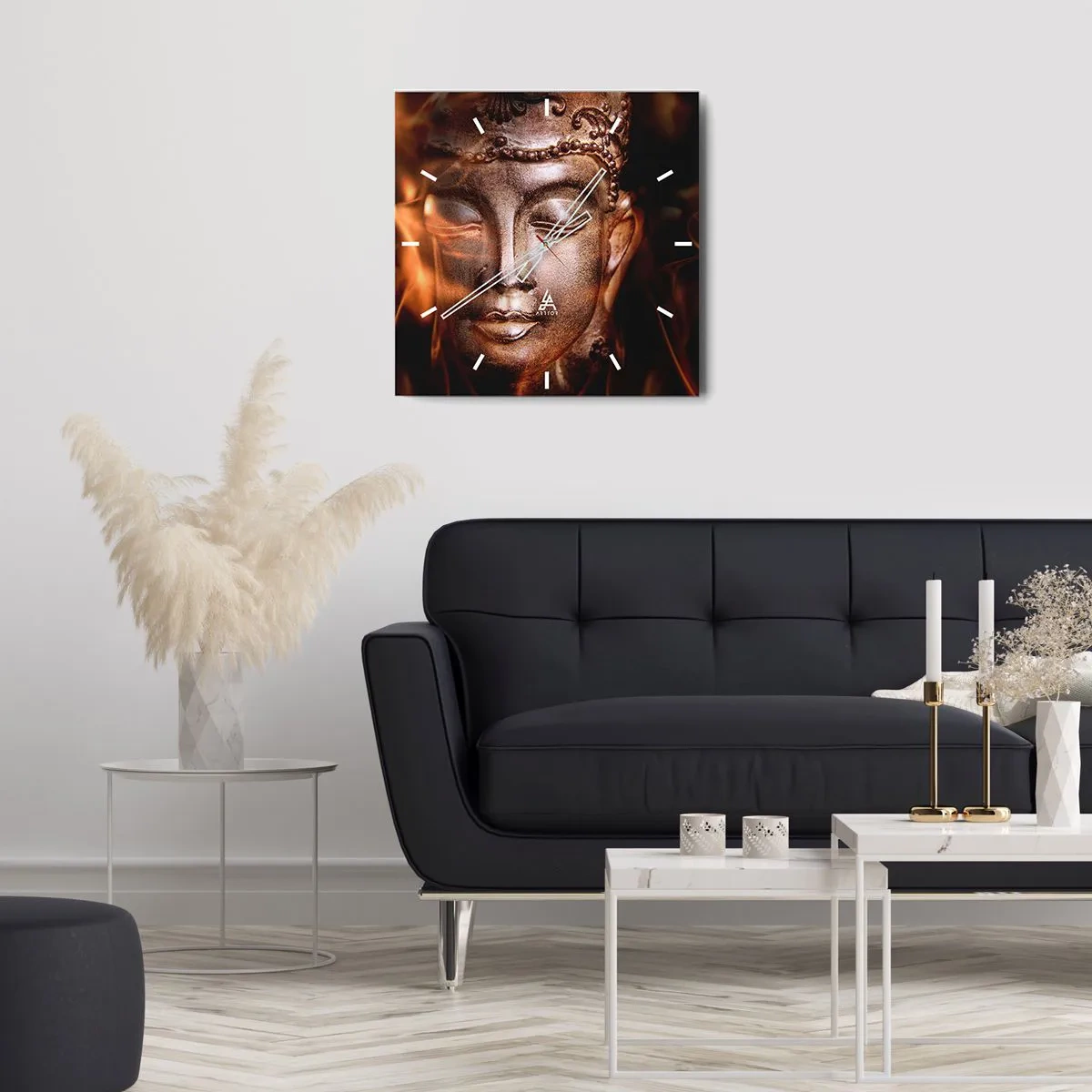 Zegar ścienny - Posąg Buddy wśród płomieni o złotych odcieniach - 30x30cm - Istnieje tylko tu i teraz - Nowoczesna dekoracja ścienna do salonu i sypialni ARTTOR