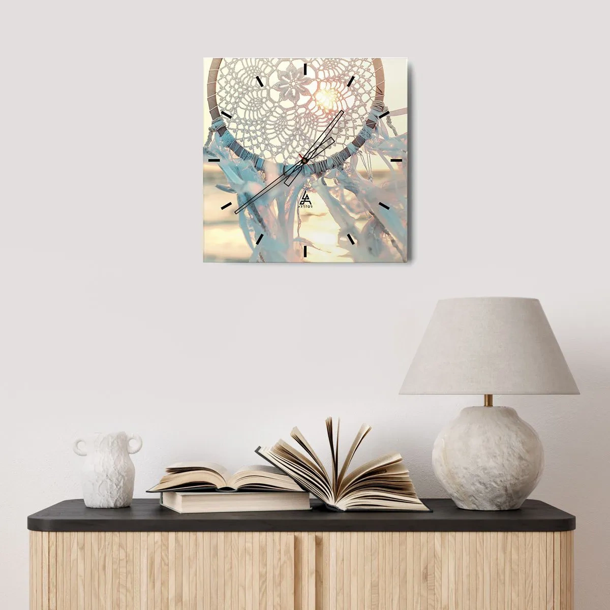 Zegar ścienny - Delikatny łapacz snów na tle zachodzącego słońca - 30x30cm - Koronkowy totem - Nowoczesna dekoracja ścienna do salonu i sypialni ARTTOR
