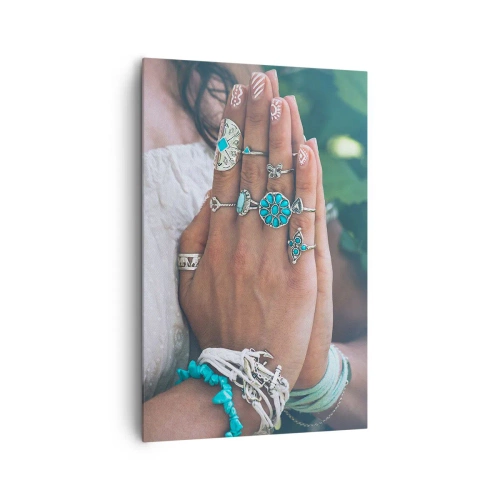 Obraz na płótnie - Ręce ozdobione biżuterią w stylu boho - 80x120cm - Witaj w centrum bytu - Nowoczesna dekoracja ścienna do salonu i sypialni ARTTOR