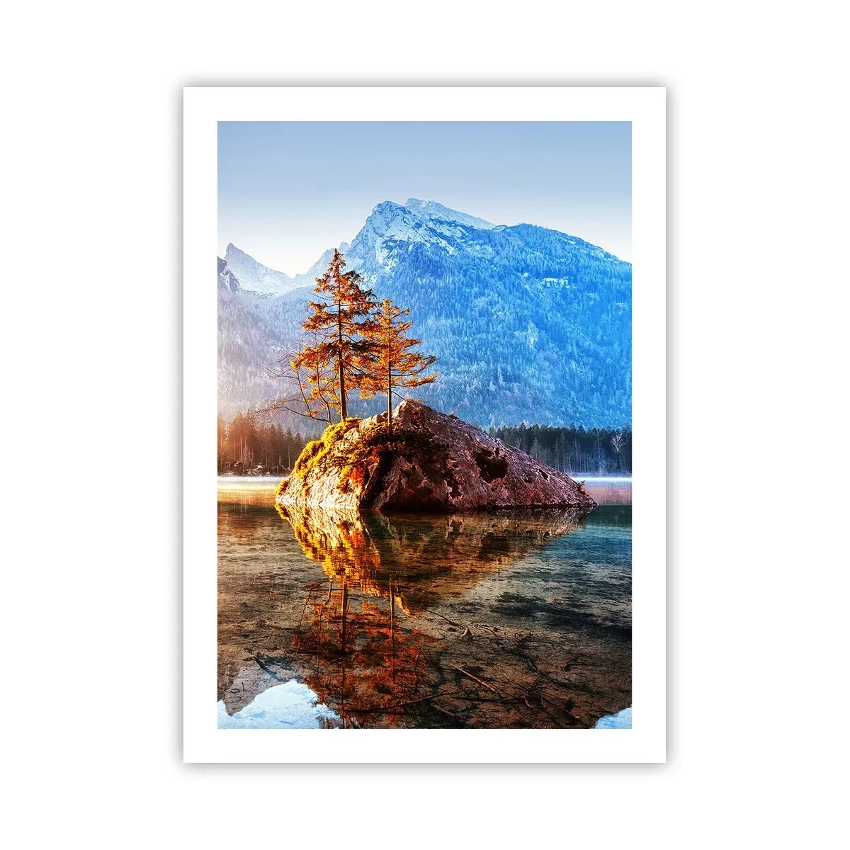 Plakat - Drzewa na skale odbijające się w spokojnym jeziorze - 50x70cm - Natura w nowym świetle - Nowoczesna dekoracja ścienna do salonu, kuchni i sypialni ARTTOR