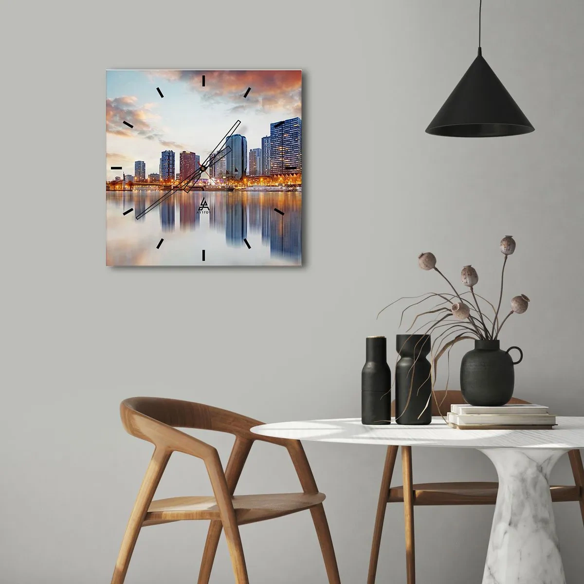 Zegar ścienny - Panorama nowoczesnych budynków i Wieży Eiffla nad wodą - 30x30cm - Monumentalny spokój Paryża - Nowoczesna dekoracja ścienna do salonu i sypialni ARTTOR