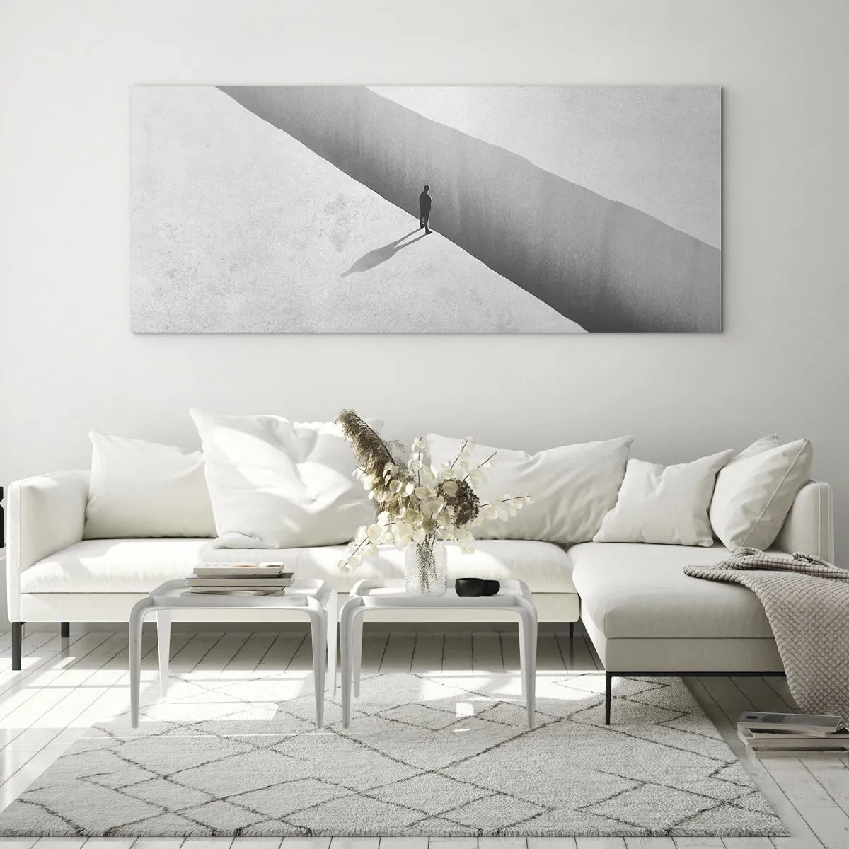 Obraz na szkle - Samotna postać nad głęboką przepaścią w monochromatycznej scenerii - 120x50cm - Jasny cel - Nowoczesna dekoracja ścienna do salonu i sypialni ARTTOR