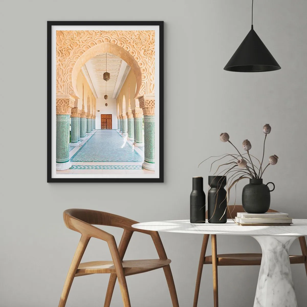 Plakat w czarnej ramie - Zdjęcie zdobionego arkadowego korytarza w stylu orientalnym - 50x70cm - Z opowieści Szeherezady - Nowoczesna dekoracja ścienna do salonu i sypialni ARTTOR