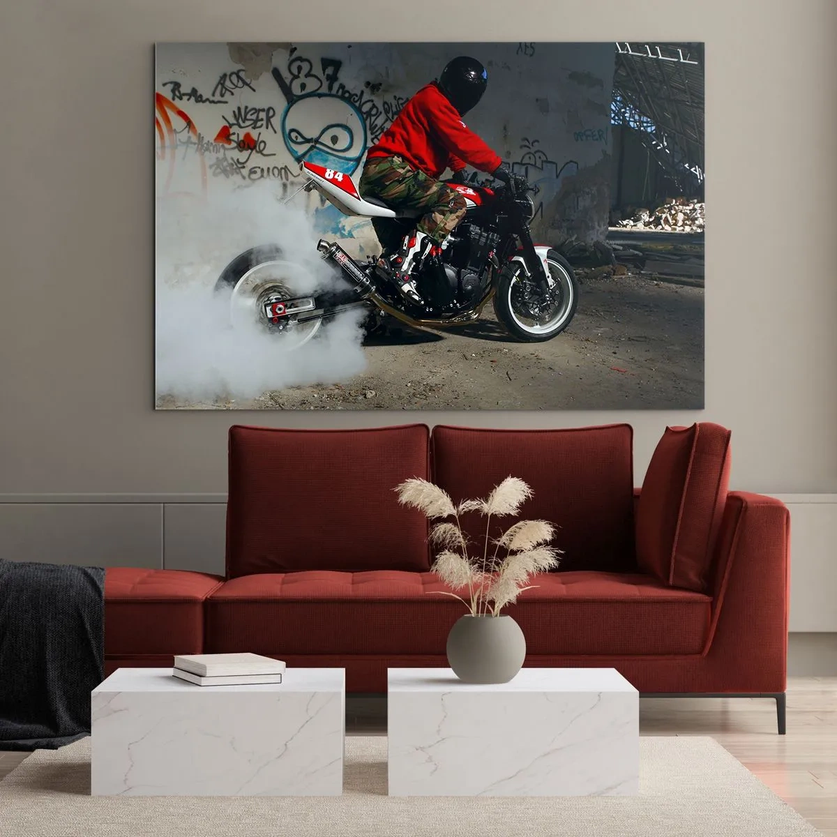 Obraz na szkle - Motocyklista w akcji w industrialnym otoczeniu - 100x70cm - Goń mnie! - Nowoczesna dekoracja ścienna do salonu, kuchni i sypialni ARTTOR