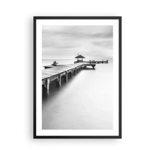 Plakat w czarnej ramie - Czarno-biały pomost nad spokojnym morzem - 50x70cm - W siną dal - Nowoczesna dekoracja ścienna do salonu i sypialni ARTTOR