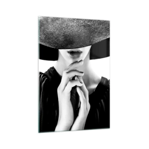 Obraz na szkle - Stylowa kobieta w dużym kapeluszu w odcieniach czerni i bieli - 70x100cm - Skryte piękno - Nowoczesna dekoracja ścienna do salonu i sypialni ARTTOR