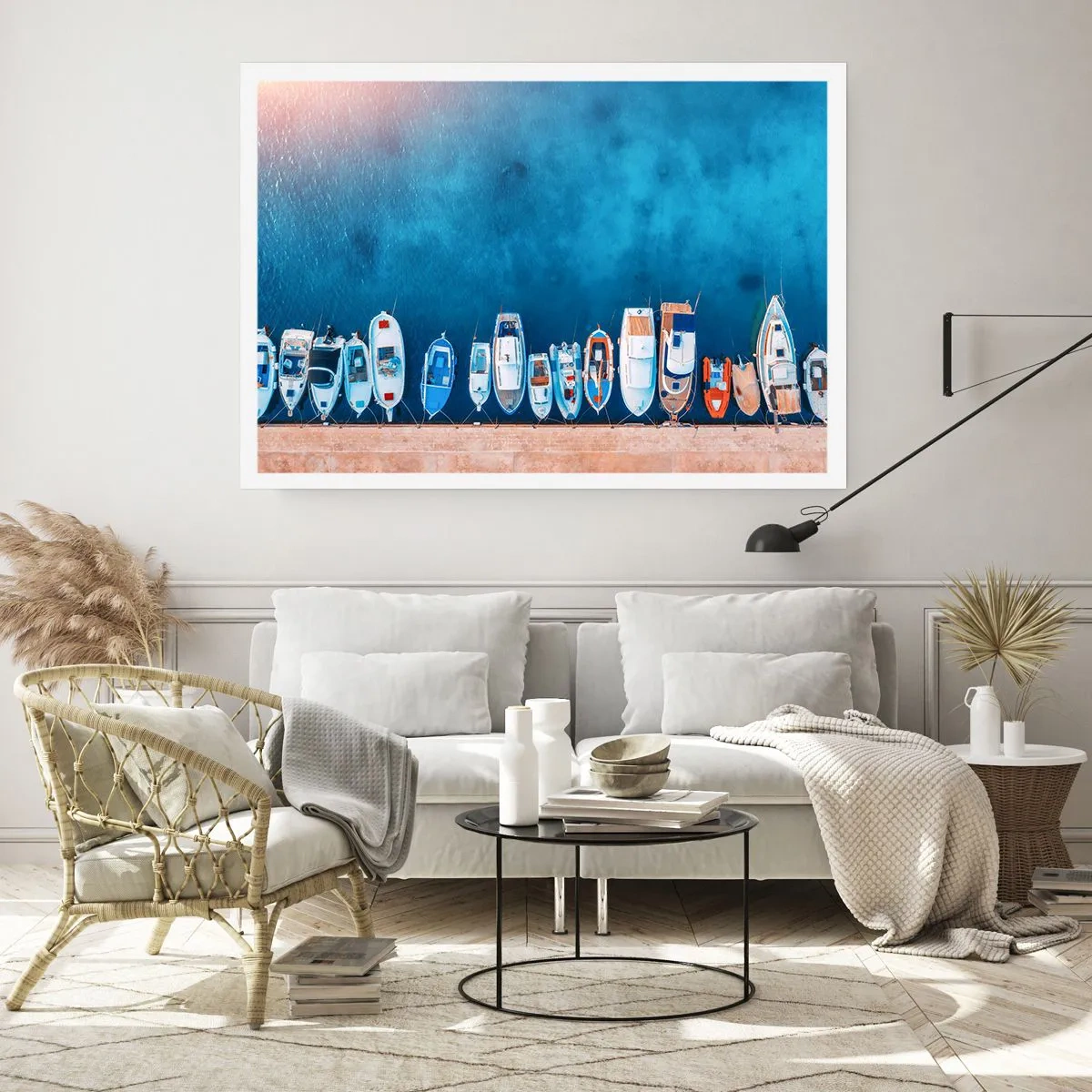 Plakat - Łodzie zacumowane przy brzegu na tle błękitnej wody - 100x70cm - W jednym rzędzie - Nowoczesna dekoracja ścienna do salonu i sypialni ARTTOR